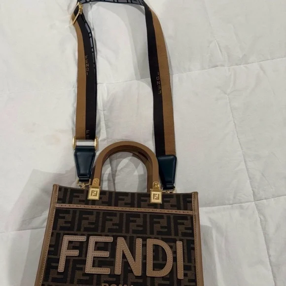 Fendi small sunshine tote bag + extra 900 dollar double sided strap included - Picture 8 of 11